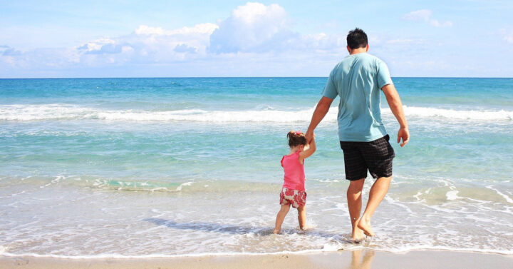 Vater mit Kind am Strand